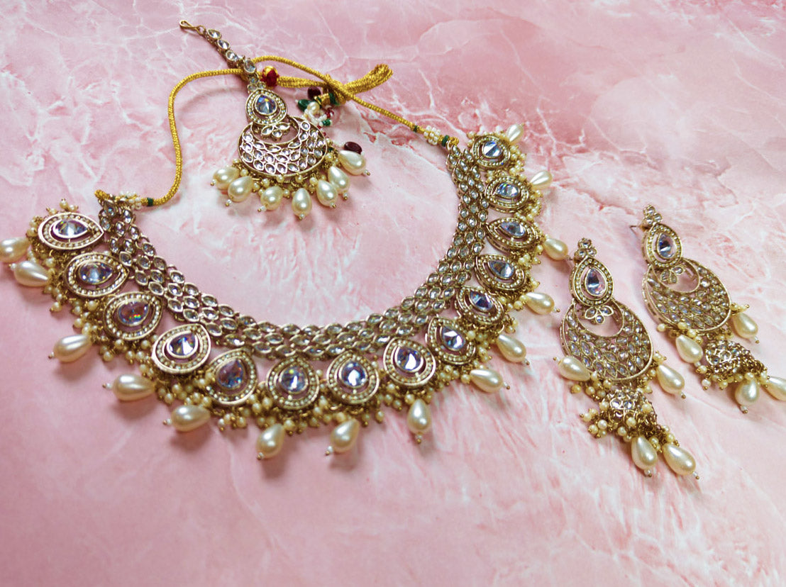 kundan pearl necklace earrings tikka, kundan necklace set, kundan jewelry set, uncut kundan choker, pachi kundan set punjabi jewelry - Libasaa.com