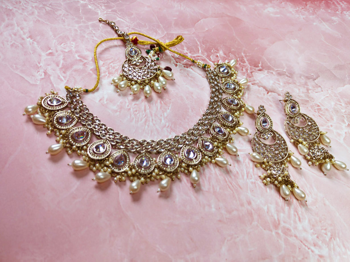 kundan pearl necklace earrings tikka, kundan necklace set, kundan jewelry set, uncut kundan choker, pachi kundan set punjabi jewelry - Libasaa.com
