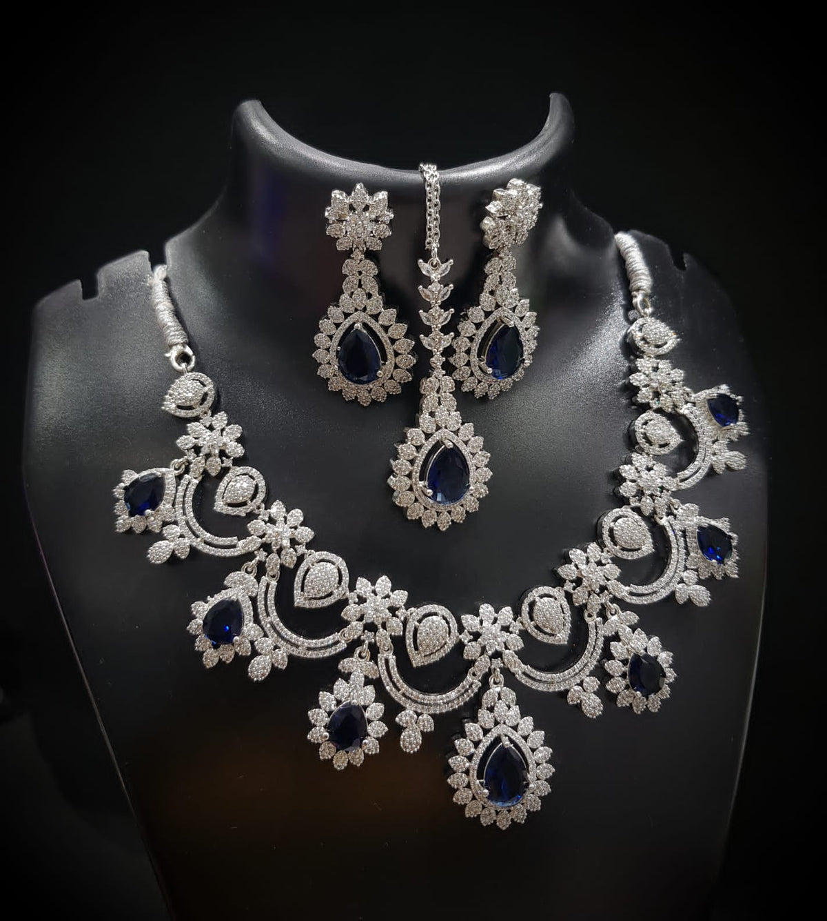 Detailed Oval And Round Shape Necklace Earrings With Maang Tika Gemston Create Delicate And Feminine Framees - Libasaa.com