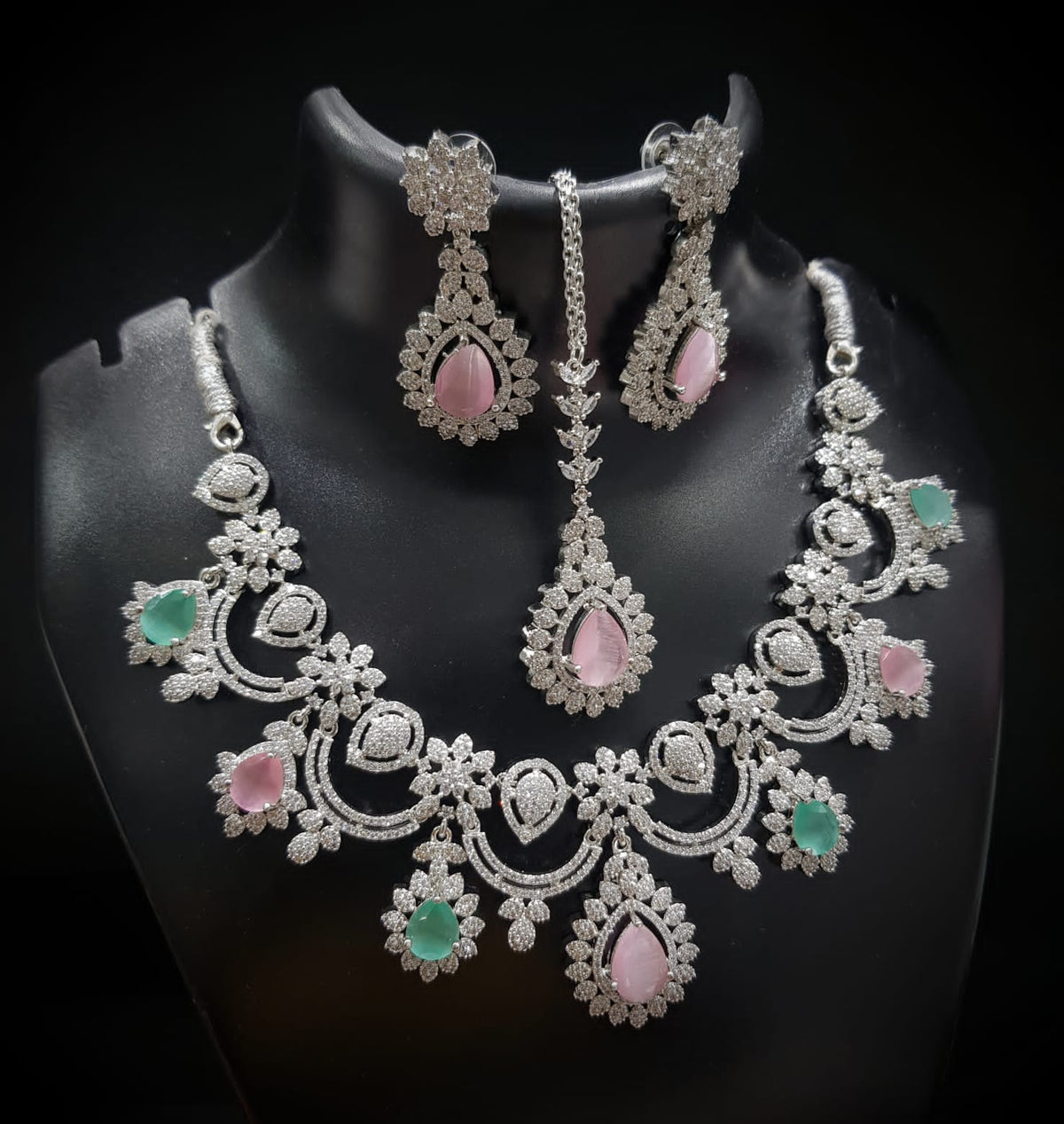 Detailed Oval And Round Shape Necklace Earrings With Maang Tika Gemston Create Delicate And Feminine Framees - Libasaa.com