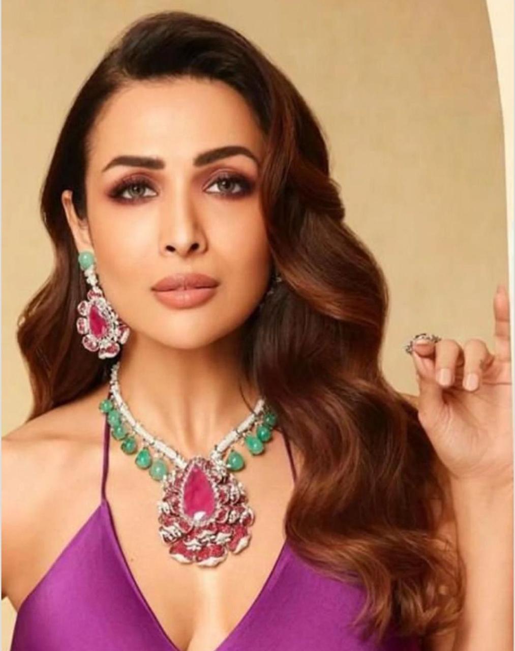 Malaika Arora Inspired Floral Polki Necklace Set, Indian Celebrity Polki Necklace Set, Malaika Arora Jewelry Set, Bollywood Polki Jewelry Set, Pakistani Polki Jewelry - Libasaa.com