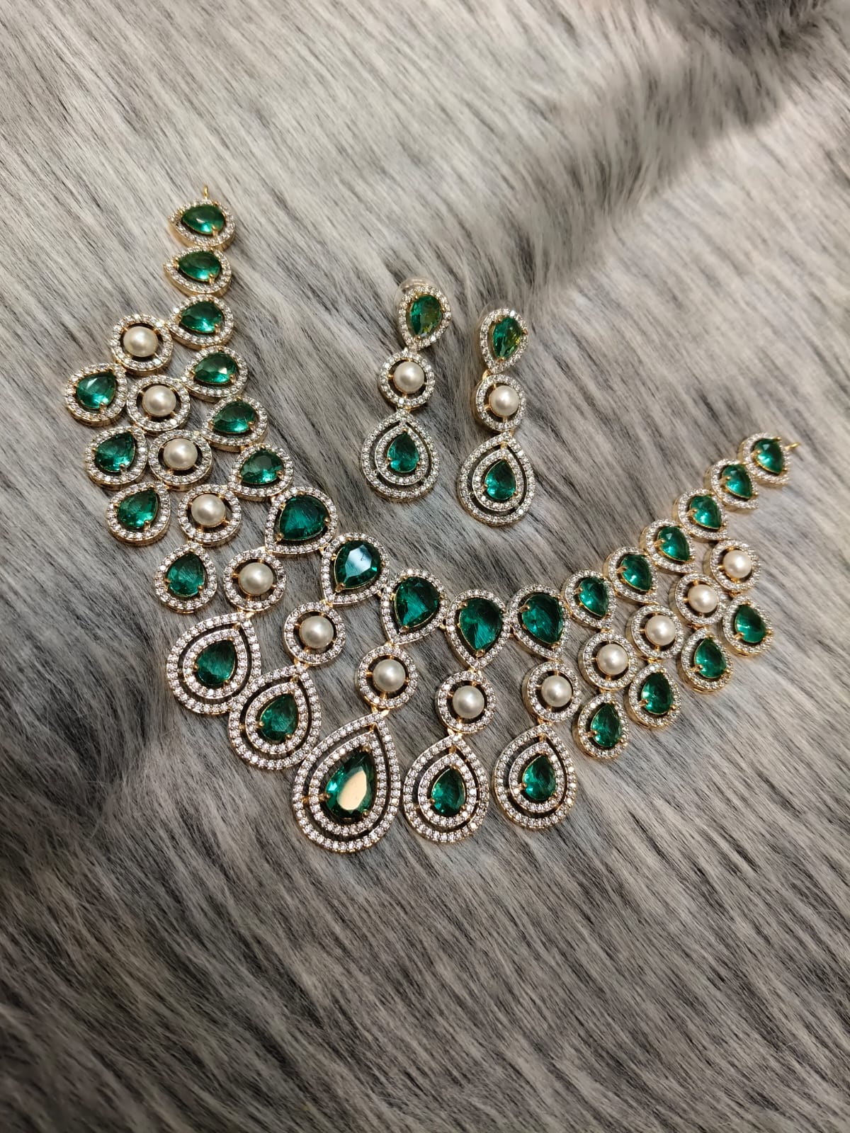 Royal Gold & Pearl Teardrop Necklace Set – Exquisite Bridal Grandeur