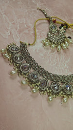 kundan pearl necklace earrings tikka, kundan necklace set, kundan jewelry set, uncut kundan choker, pachi kundan set punjabi jewelry